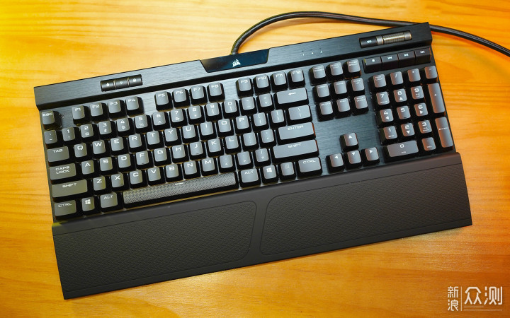 我的桌面新宠：海盗船K70键盘和Sabre鼠标，_新浪众测