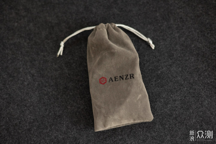 iMac最佳桌面伴侣AENZR12合1多功能立式扩展坞_新浪众测