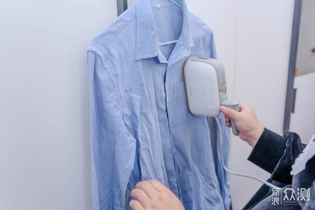 七彩叮当手持挂烫机评测：轻松把衣服焕然一新_新浪众测
