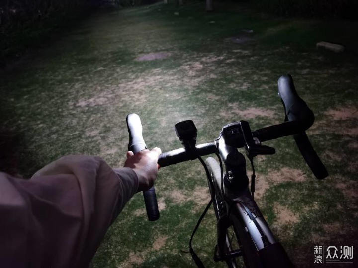 畅行黑夜，多档位可调，迈极炫自行车灯测评_新浪众测