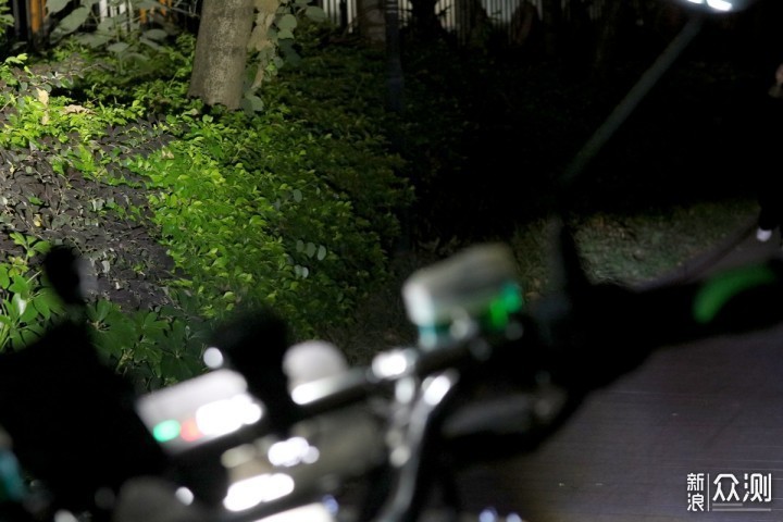 风雨无阻，让夜骑更安全，就用迈极炫自行车灯_新浪众测