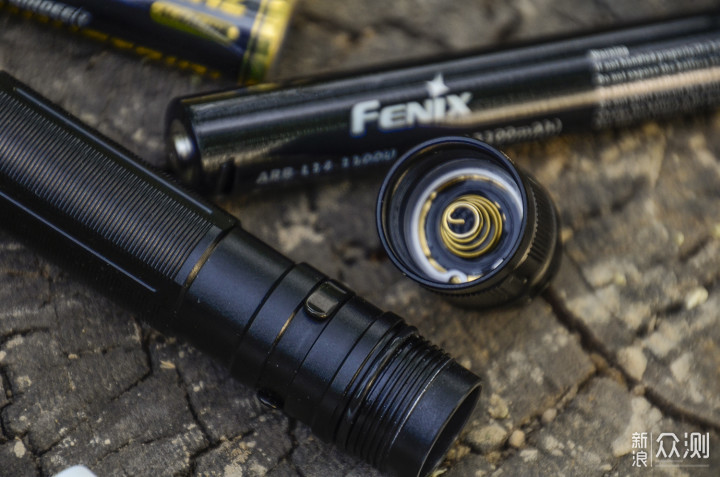 高颜值高亮度高性能，FENIX LD22便携战术手电_新浪众测