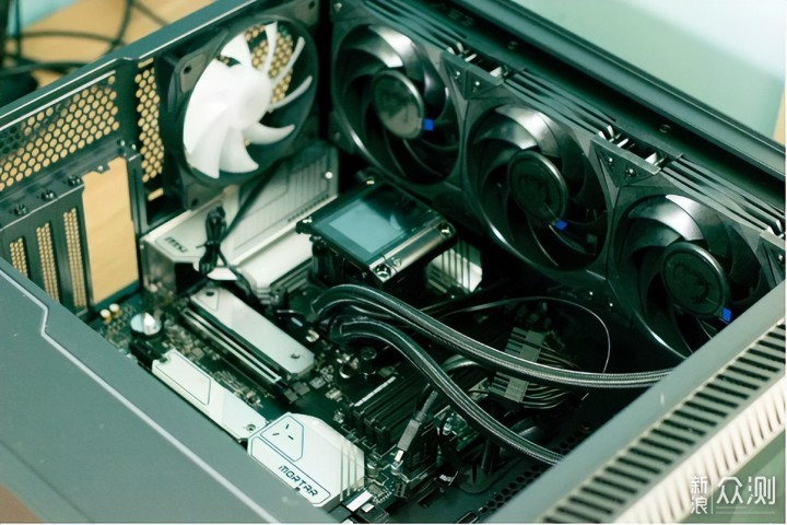 漂亮的DDR5内存灯条,新品七彩虹CVN DDR5实测_新浪众测