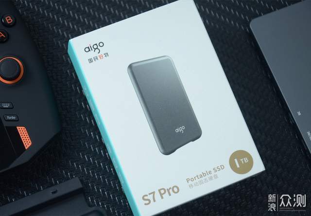 1TB不掉速固态硬盘比名片还小！aigo S7 Pro_新浪众测