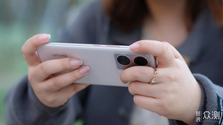 高跑分、大内存，vivo S15e性能颜值打破行规_新浪众测