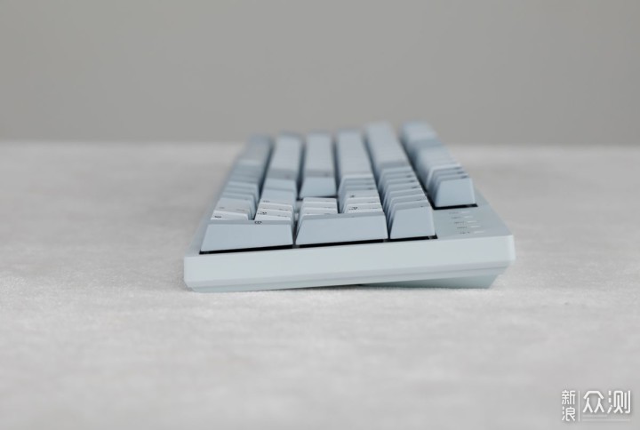 杜伽K310浅雾蓝银轴机械键盘，让桌搭更精彩_新浪众测