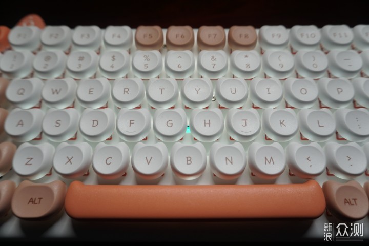 颜值与生产力并存，IQUNIX M80双模键盘_新浪众测