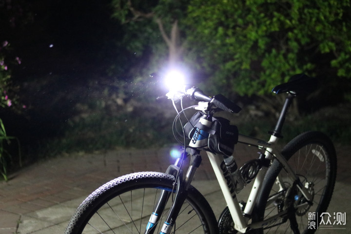 迈极炫RN3000自行车灯，3000流明堪比汽车大灯_新浪众测