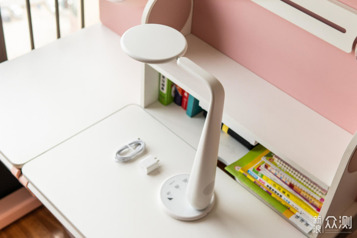 有道智能学习灯:是智能护眼灯,也是学习助手_新浪众测