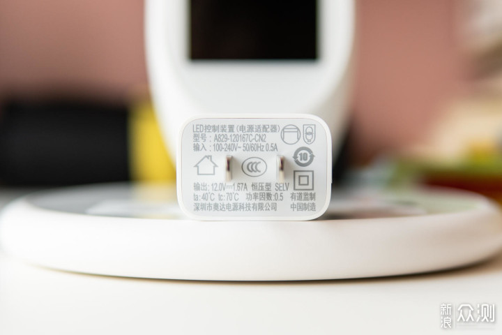 有道智能学习灯:是智能护眼灯,也是学习助手_新浪众测