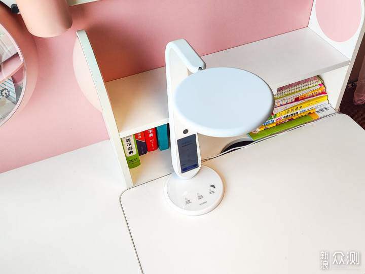 有道智能学习灯:是智能护眼灯,也是学习助手_新浪众测