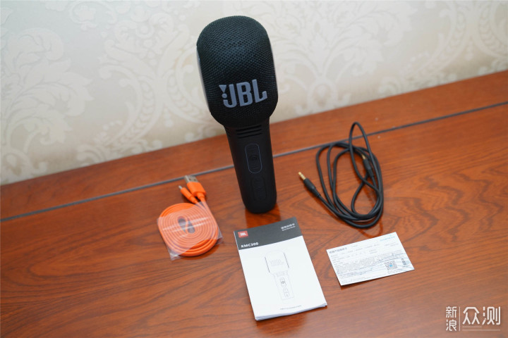 JBL KMC300麦克风，让老妈体验当歌星的感觉_新浪众测