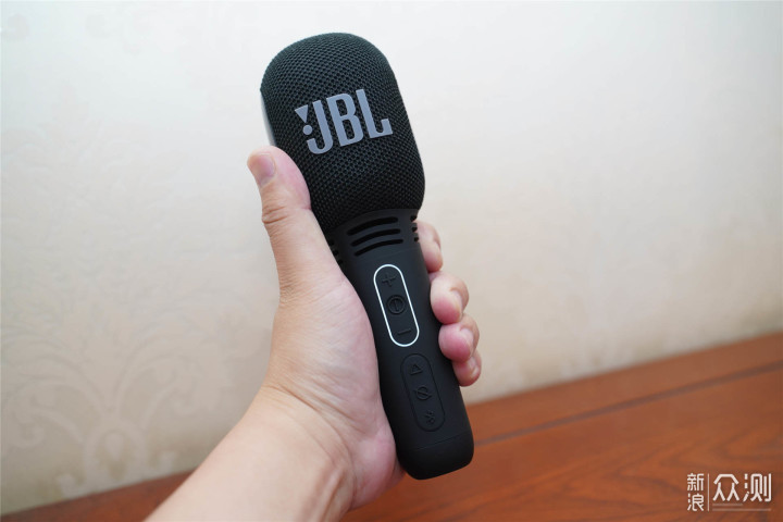 JBL KMC300麦克风，让老妈体验当歌星的感觉_新浪众测