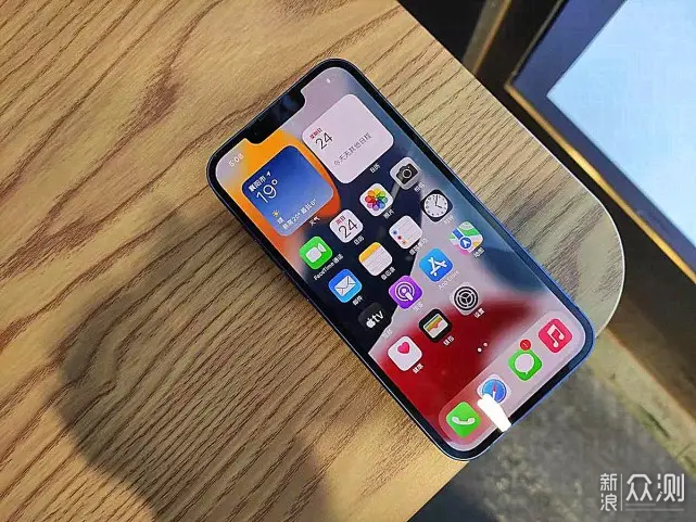 两个iOS版本推送，iPhone手机该如何选择？_新浪众测