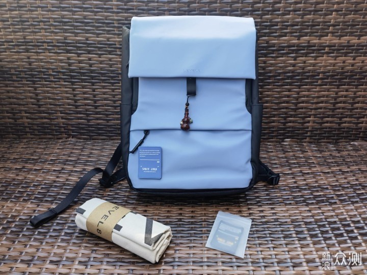 地平线8号MOMENT背包：轻巧式，通勤出街颜选_新浪众测
