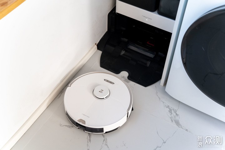 拖地技术哪家强？6款自清洁扫地机器人对比_新浪众测
