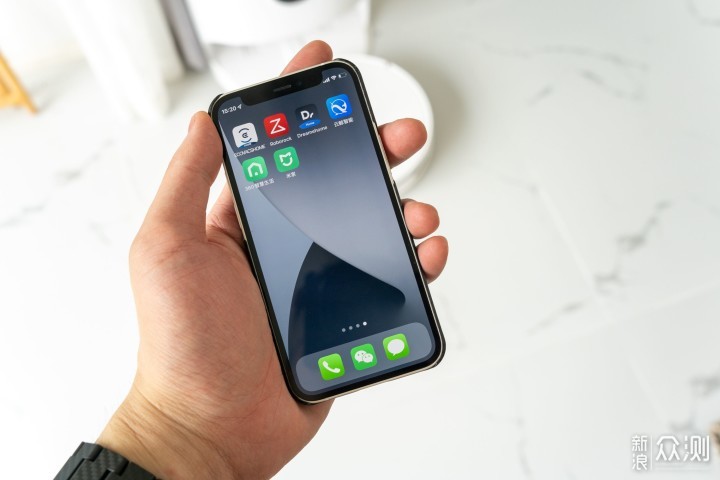 拖地技术哪家强？6款自清洁扫地机器人对比_新浪众测