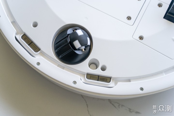拖地技术哪家强？6款自清洁扫地机器人对比_新浪众测