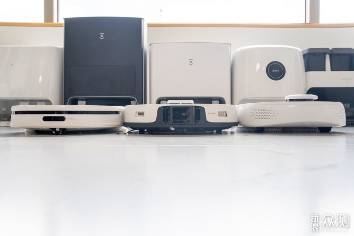 拖地技术哪家强？6款自清洁扫地机器人对比_新浪众测