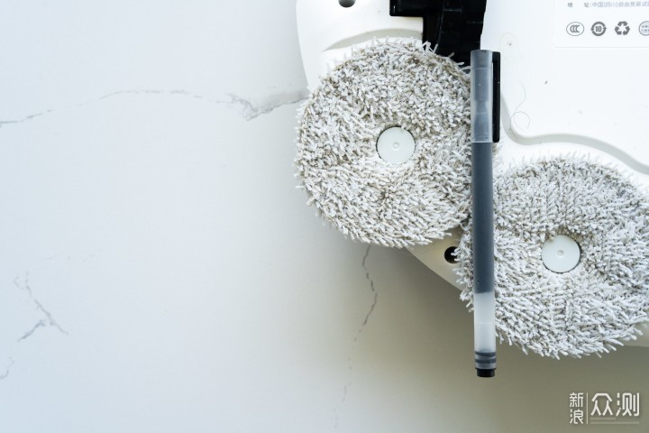 拖地技术哪家强？6款自清洁扫地机器人对比_新浪众测