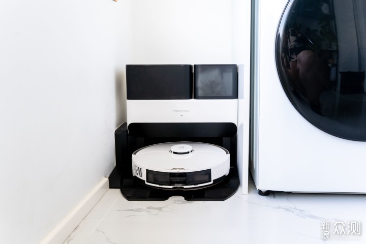 拖地技术哪家强？6款自清洁扫地机器人对比_新浪众测