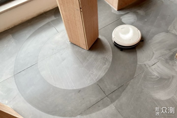 拖地技术哪家强？6款自清洁扫地机器人对比_新浪众测