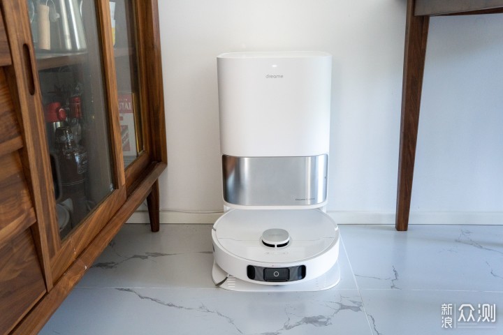 拖地技术哪家强？6款自清洁扫地机器人对比_新浪众测