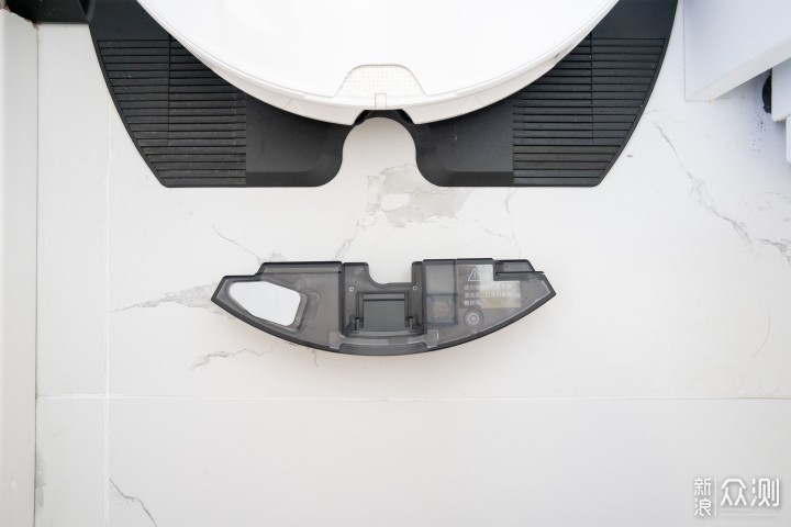 拖地技术哪家强？6款自清洁扫地机器人对比_新浪众测