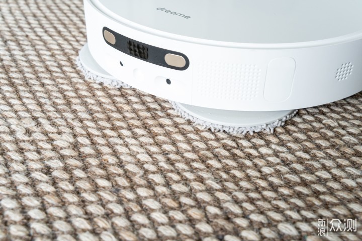拖地技术哪家强？6款自清洁扫地机器人对比_新浪众测