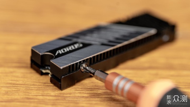 技嘉AORUS钛雕 PCI-E 4.0 NVMe SSD上手_新浪众测