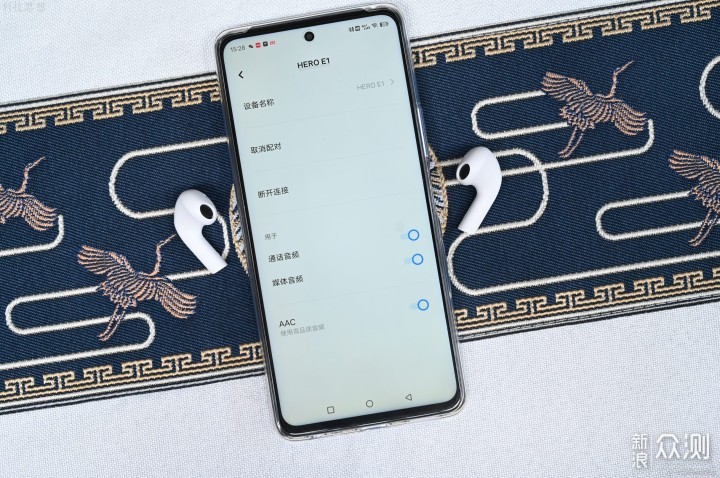 小块头蓝牙耳机，续航音质都不错，英雄E1上手_新浪众测