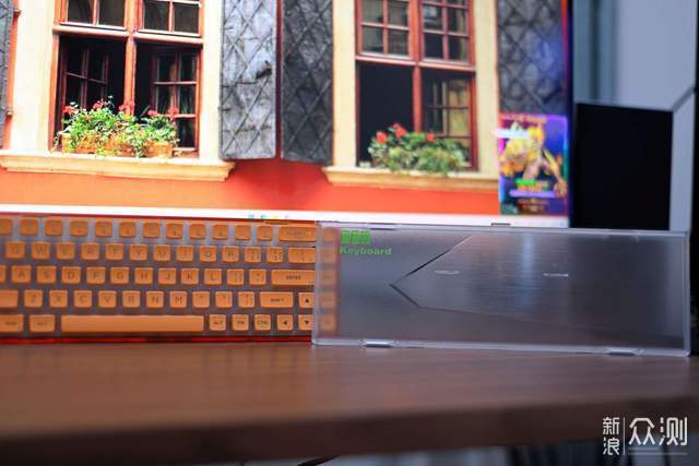 为桌面带来清新感：黑峡谷SODA68三模机械键盘_新浪众测