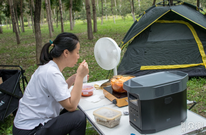 在露營地吃部隊火鍋吹電風扇是什麽體驗？_新浪眾測