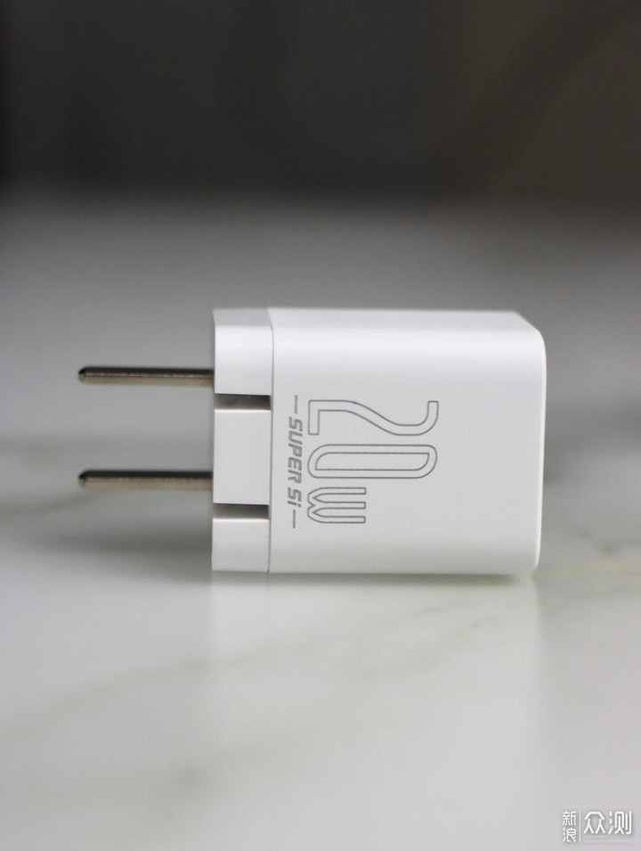 马卡龙色系的快充太好看了,咻一下就满了_新浪众测