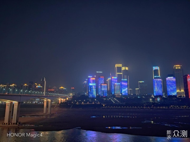 精彩长焦设计，荣耀Magic4洪崖洞夜景随拍_新浪众测