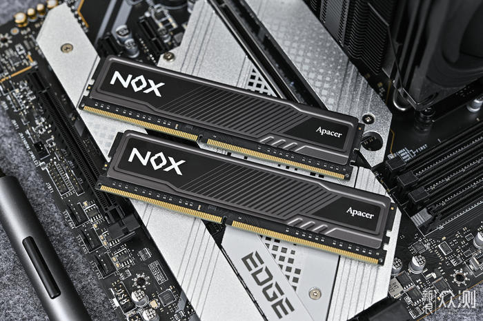 宇瞻 Apacer NOX DDR4 4000 内存开箱简测_新浪众测