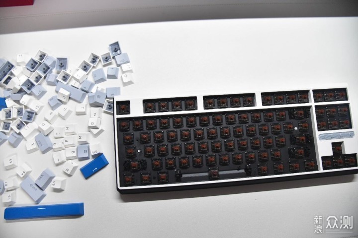 机械键盘拆解之十：一年充电一次的杜伽K620W_新浪众测