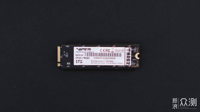 全球首款RGB灯效PCIe4.0 SSD：博帝蟒龙VPR400_新浪众测