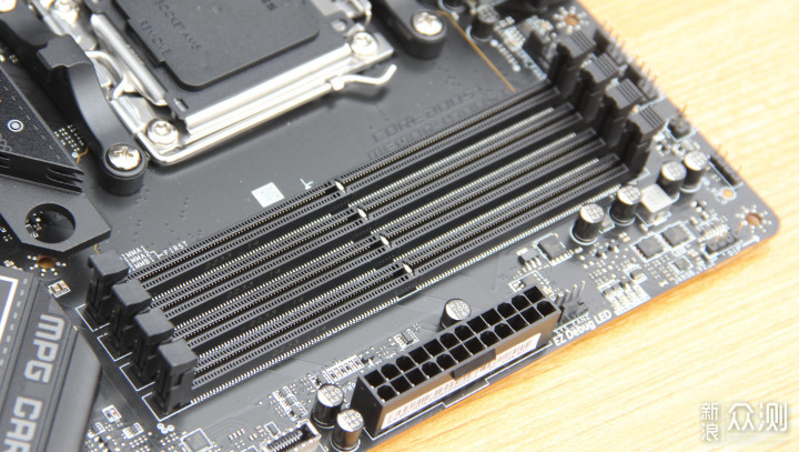 纸面跑分王！PCIe3.0固态硬盘更值得推荐_新浪众测