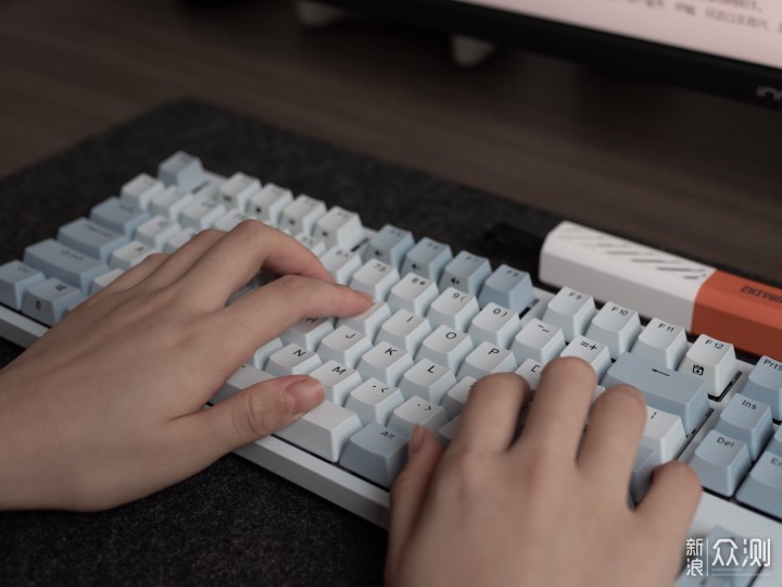 复古清新的打字机：杜伽K310机械键盘体验_新浪众测