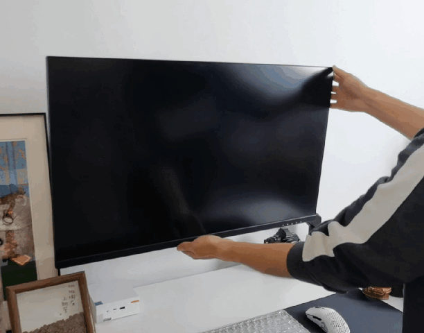 32英寸大屏显示器也能轻松打造桌面悬浮效果_新浪众测