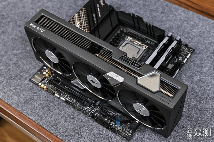 蓝戟A770+ROG Z690G+AP201侧透装机及桌搭展示_新浪众测