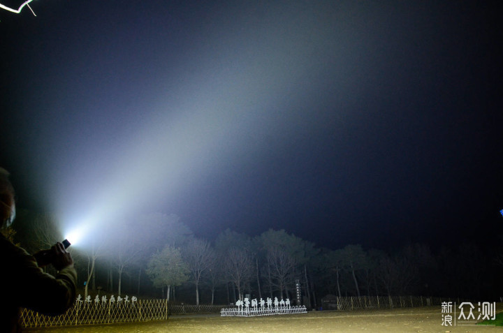 掌中强光压制、灵活制服黑夜：奈特科尔 TM12K_新浪众测