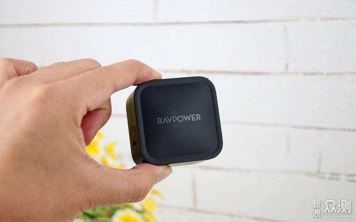 RAVPower 61W氮化镓充电器：小身材也有大能量_新浪众测