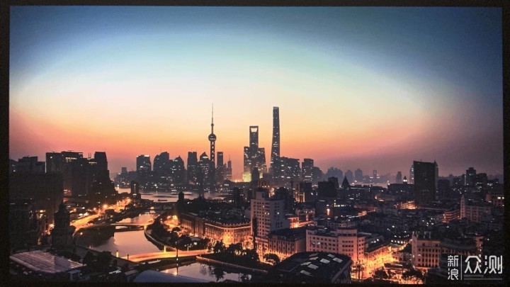 这款投影仪的表现太惊艳,哈趣K1 PRO深度评测_新浪众测