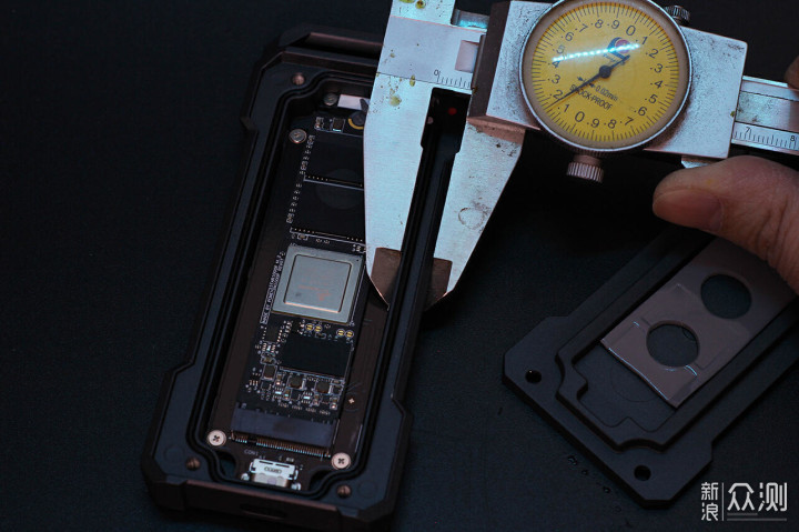 SSD重型护甲，三防还能“防身”TUF GAMING A1_新浪众测