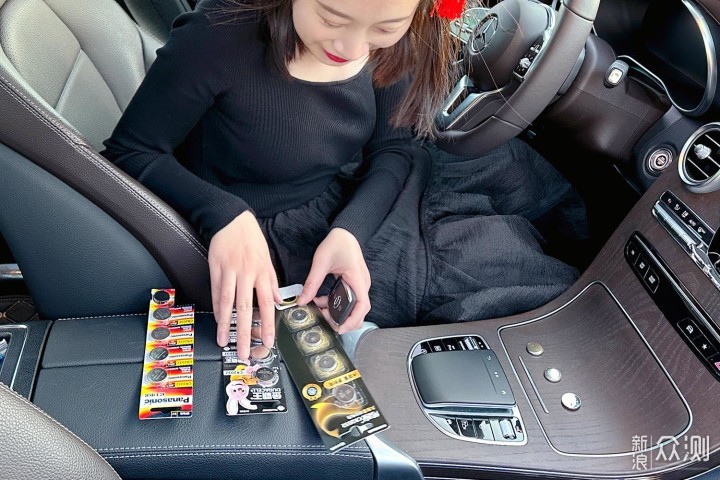 教你自己换车钥匙电池，附4大电池品牌横评_新浪众测