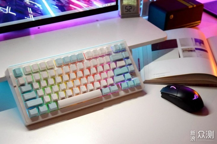 小清新桌搭配达尔优A81，紫金轴游戏机械键盘_新浪众测