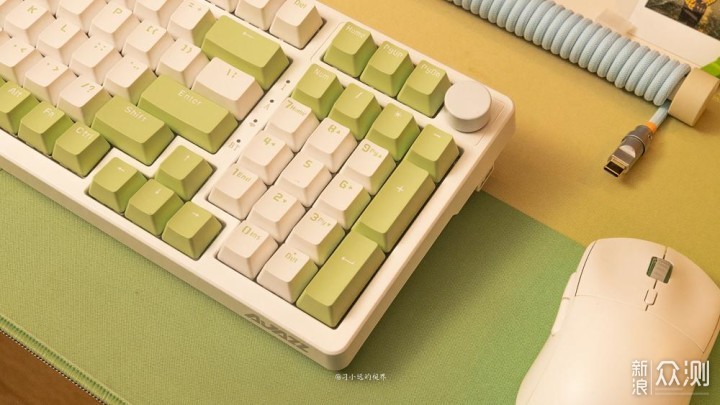 春日桌面上的一抹黄绿，黑爵AK992机械键盘_新浪众测