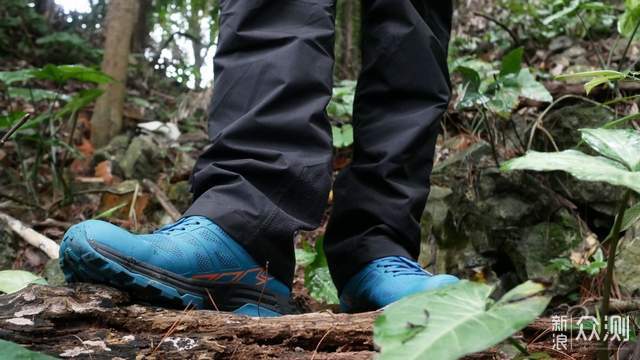 天越全防水户外跑鞋：给你翻山越岭的安全感_新浪众测